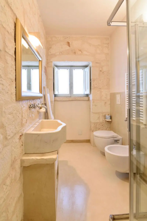Deluxe Double room (full double bed)