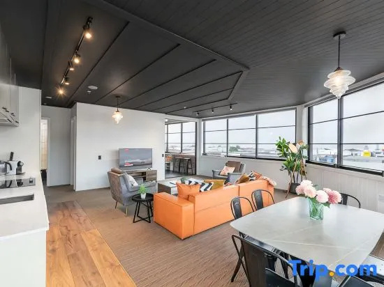 Sunny 3BR Petone Apt – Ocean Views, Walk to Shops