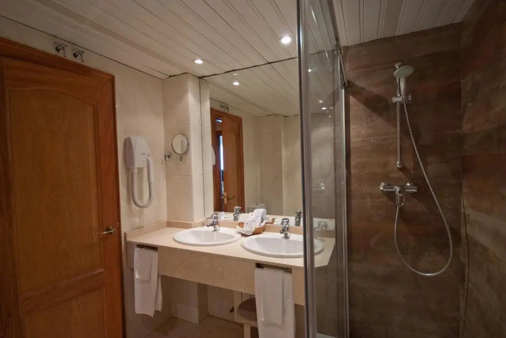 Double room (full double bed)