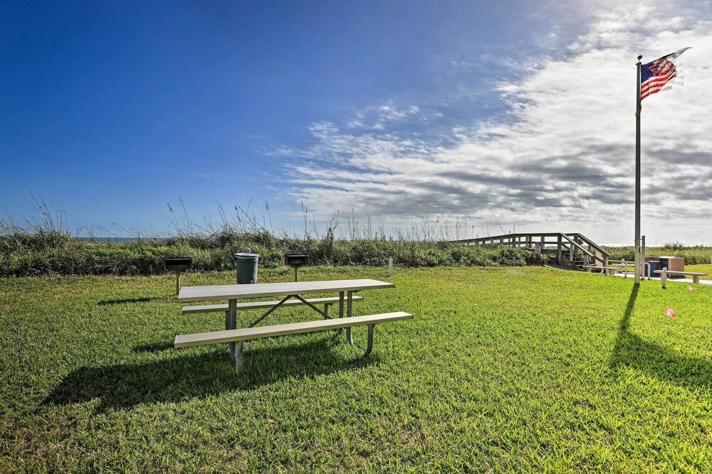 Sunny Cocoa Beach Condo w/ Balcony & Pool Access