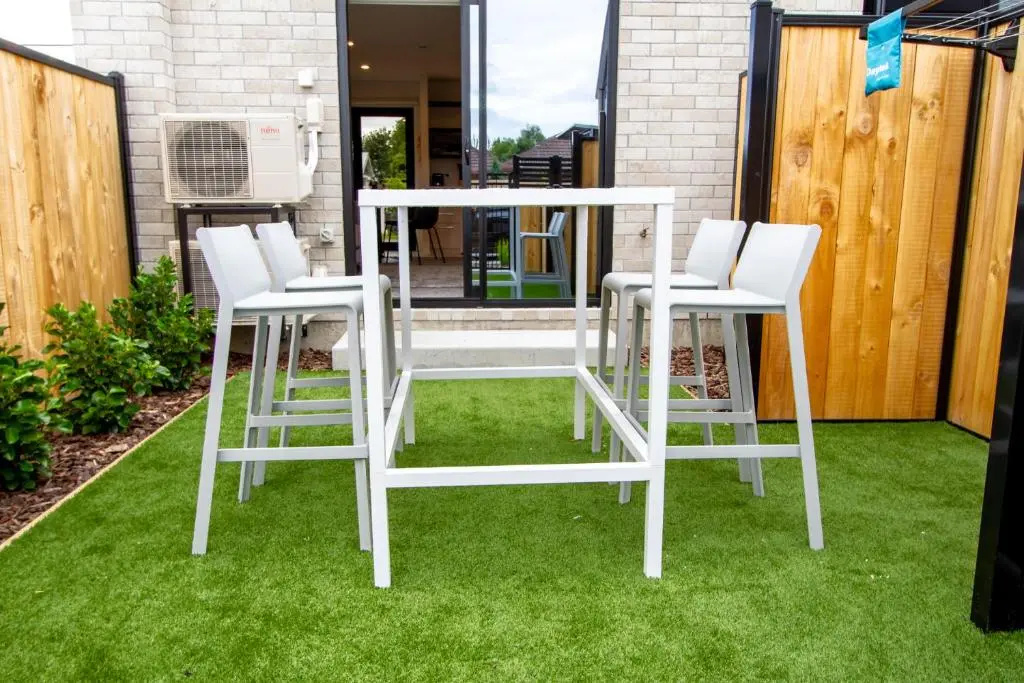 2 bed Central Addington w/Park