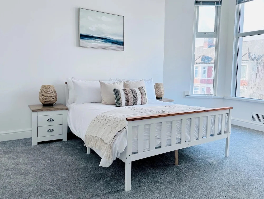 Spacious 3-bedroom Home in Newport Dive Into City Living at 96 Caerleon Road