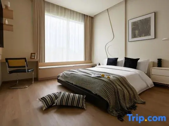 Standard Double room with lake view (full double bed)