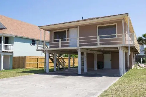 111 E. Huisache