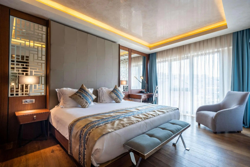 Presidential Double Suite full double bed