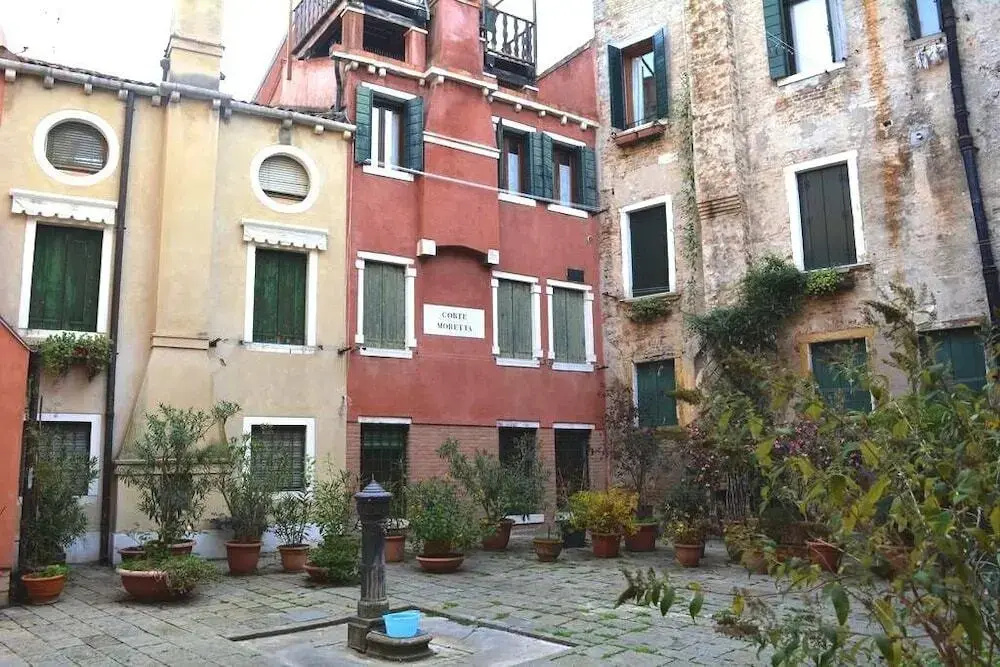 Sunny Venice Apartment