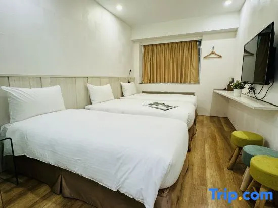 Standard Triple room with city view