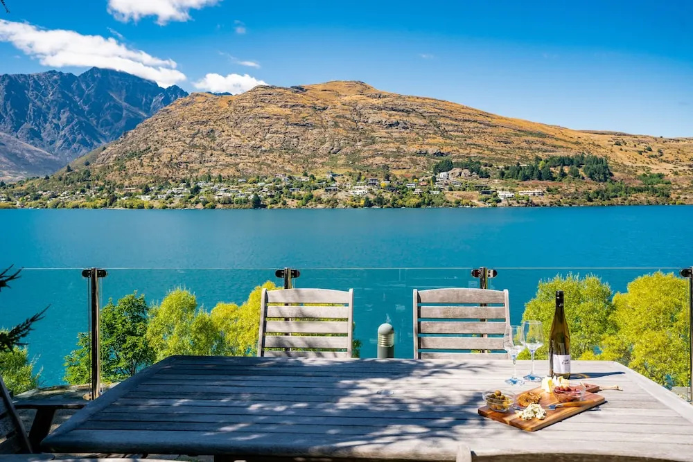 Lake Front 3-Bedroom Apartment With Lake Access