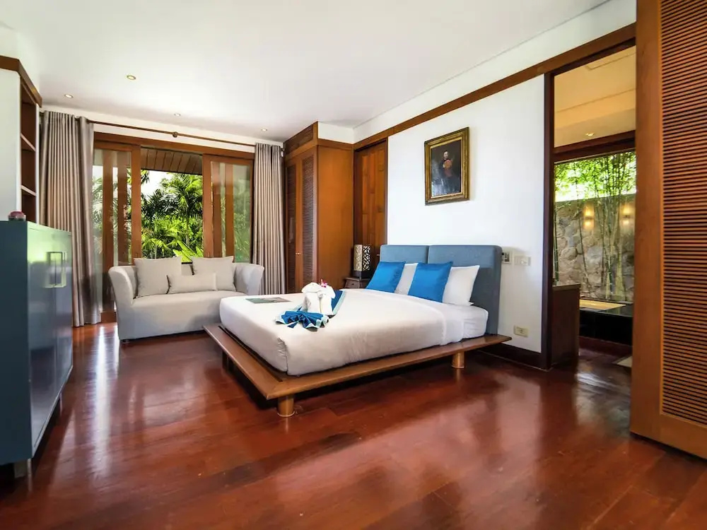 6 Bedrooms Villa