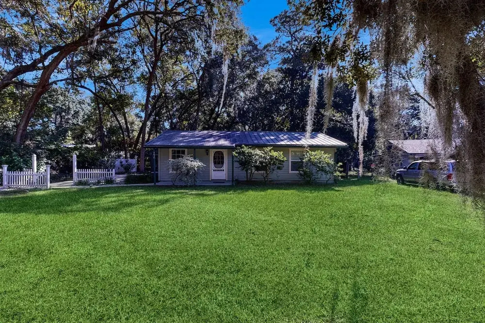 Cozy Cottage Near the Beach With Internet, AC, Washer/dryer