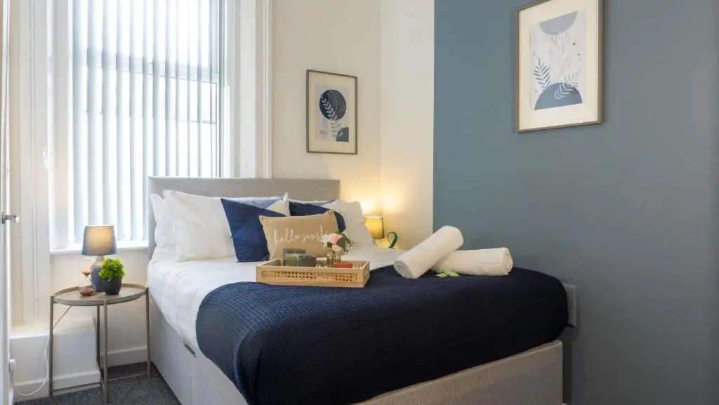 Air Host and Stay - Breckfield house sleeps 14, 7 bedrooms free parking LFC