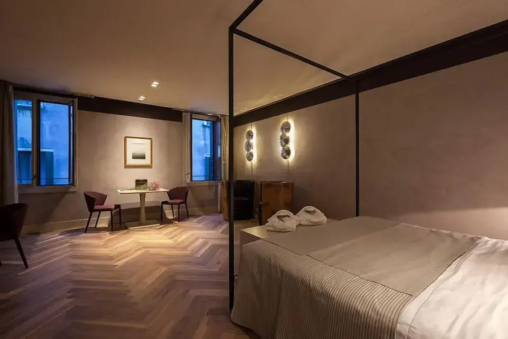 Suite with city view