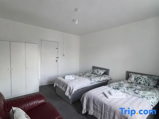 Cozy Guest Room 2 in Morden