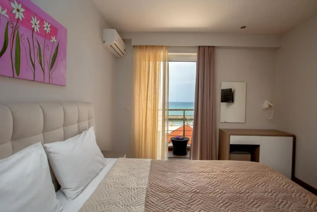 Deluxe Double room with sea view (full double bed)