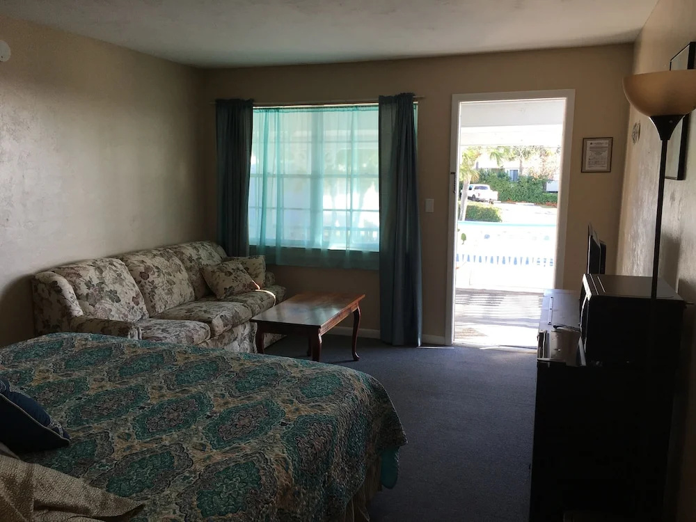 Deluxe Double room with partial ocean view (full double bed)
