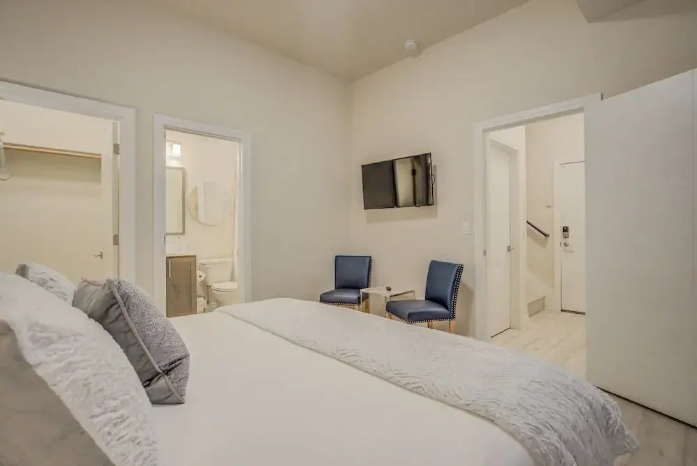 4BR Mnt Viewsmodern Urbanityrooftop Patio — фото 3