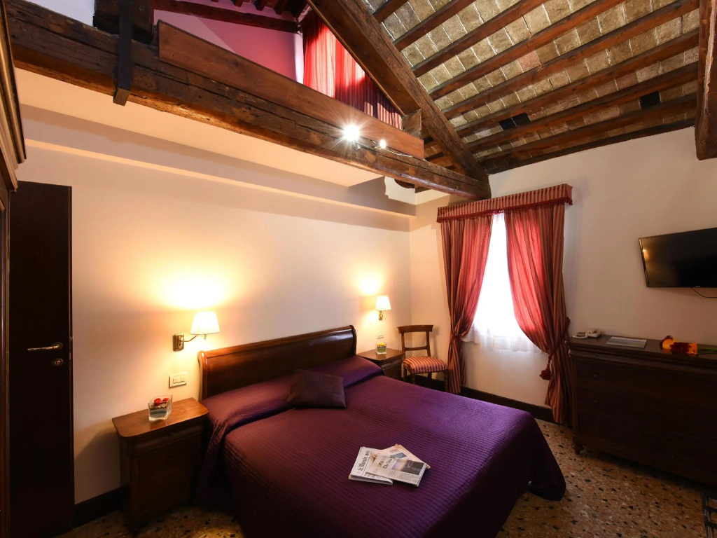 Classic Double room (full double bed)