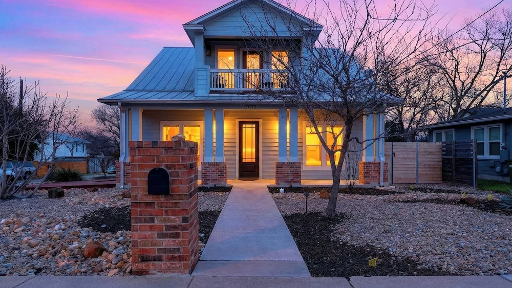 Chestnut Ember by Avantstay Indoor-outdoor Living + Firepit + Balcony + Near Downtown Austin Hotspots