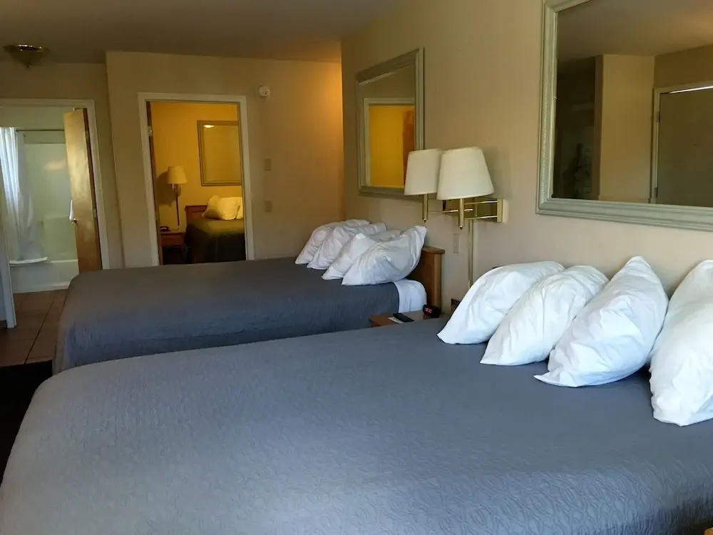 Standard Sextuple Family room