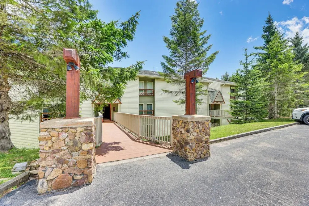 Walk to Slopes: Snowshoe Condo w/ Sunroom