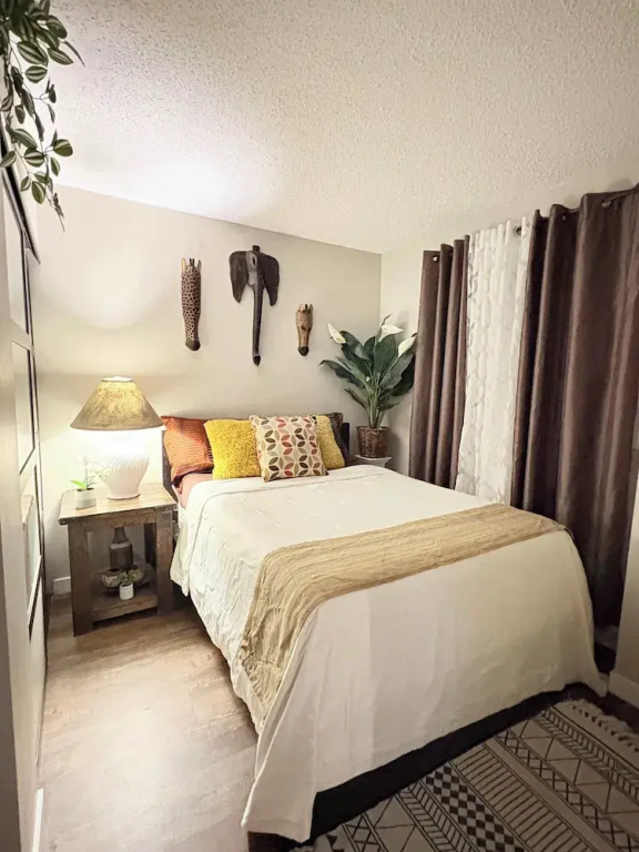 Stylish Downtown Condo near Rogers Place | Parking, Gym, Balcony & Kitchen - фото 12