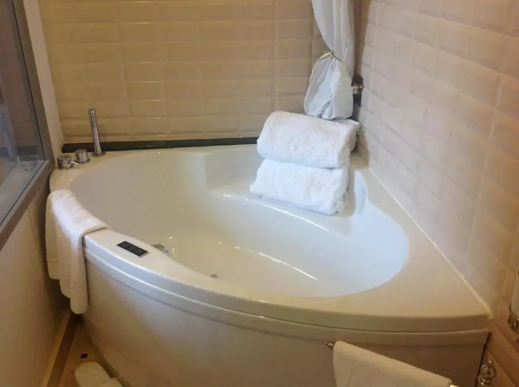 Double Suite (full double bed)