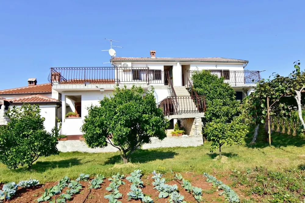 Shared Gardened Accommodation With bbq and sea View