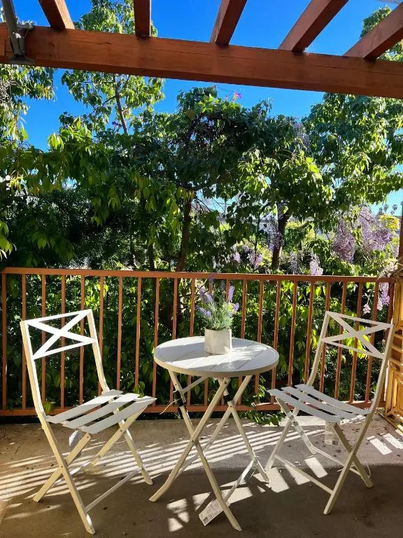Lovely 2-story 2-bedroom unit with free secure parking
