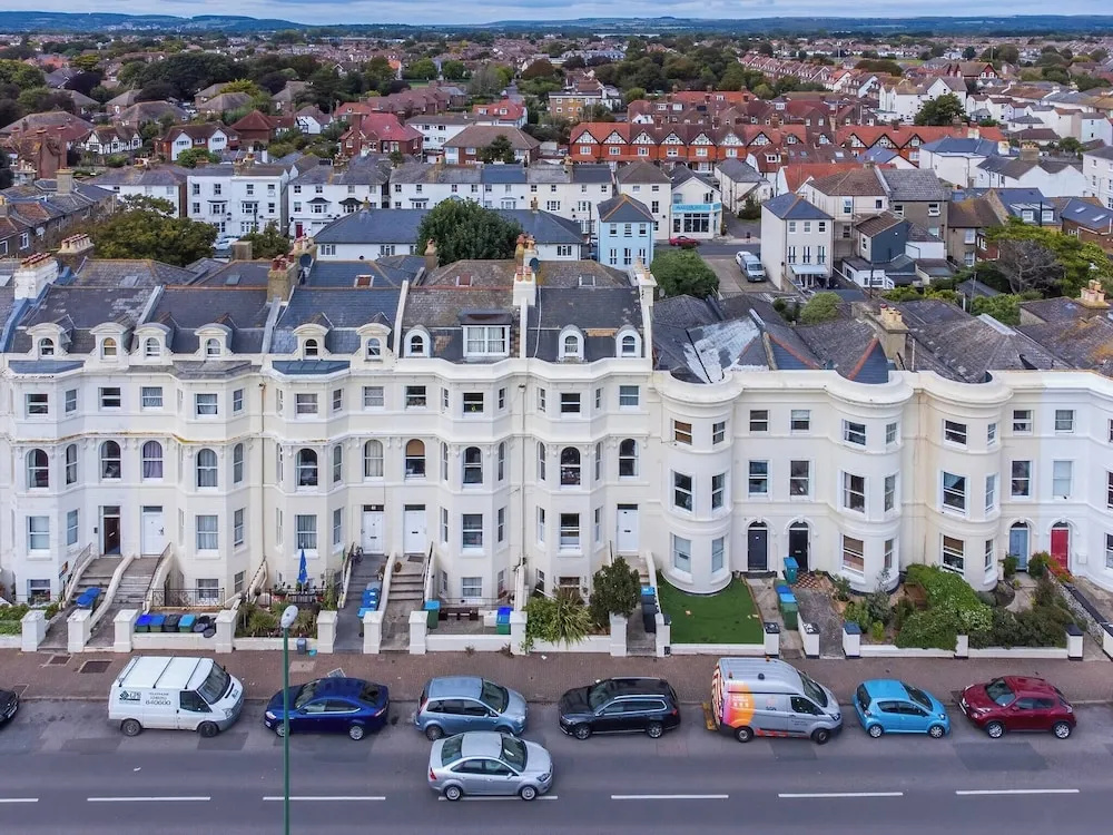 Spacious Seafront Apartment, Garden & Free Parking