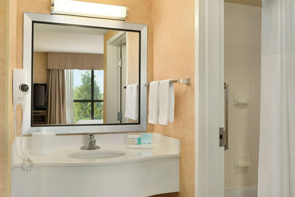 Hampton Inn & Suites by Hilton Langley-Surrey - фото 7