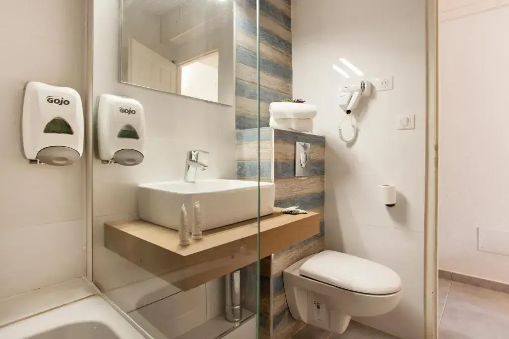 Standard Double room with street view (full double bed)