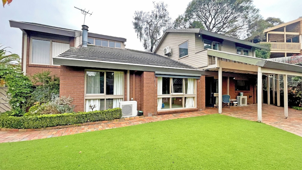 Stylish Retreat at Wheelers Hill 5BRM