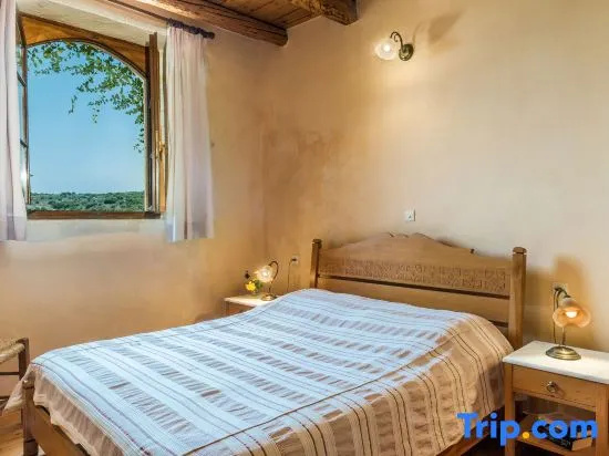 Kamares Boutique Suite in a Restaured Venetian domain