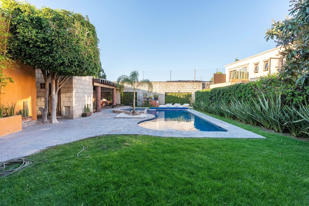 Angelic 2BR Nest - Pool & Hot Tub