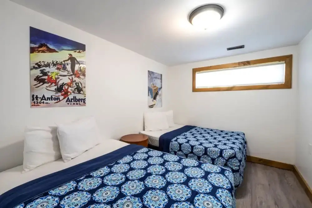 Spacious 8 bdrm Blue Mountain Cottage, Perfect for Large Groups, Private Beach, BBQ, Hot Tub, Sauna - фото 3