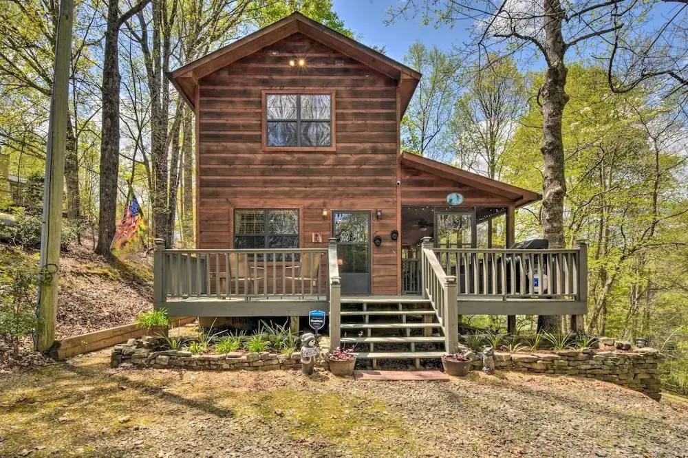 Cozy Hiawassee Cabin w/ Fire Pit & Mtn Views!