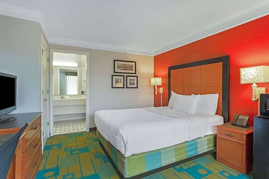 Standard Double room with pool view (full double bed)