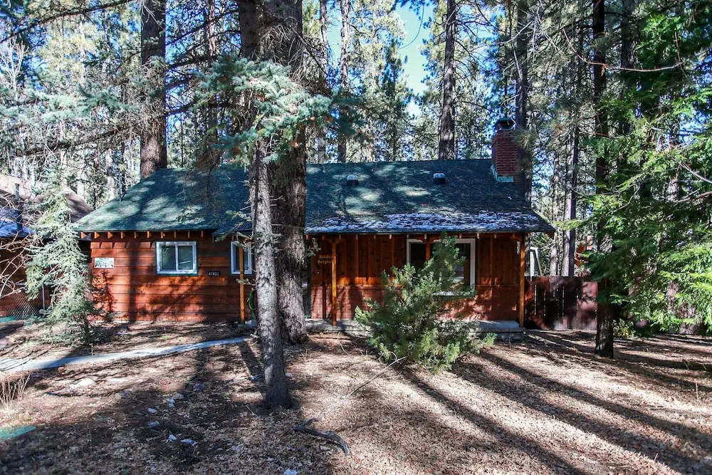 1906-berghuette 2 Bedroom Home by RedAwning