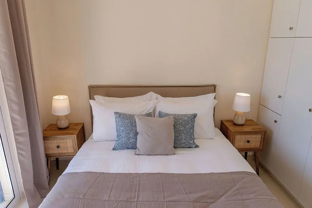 Phaedrus Living: Seaside Thalassa Cretan 202