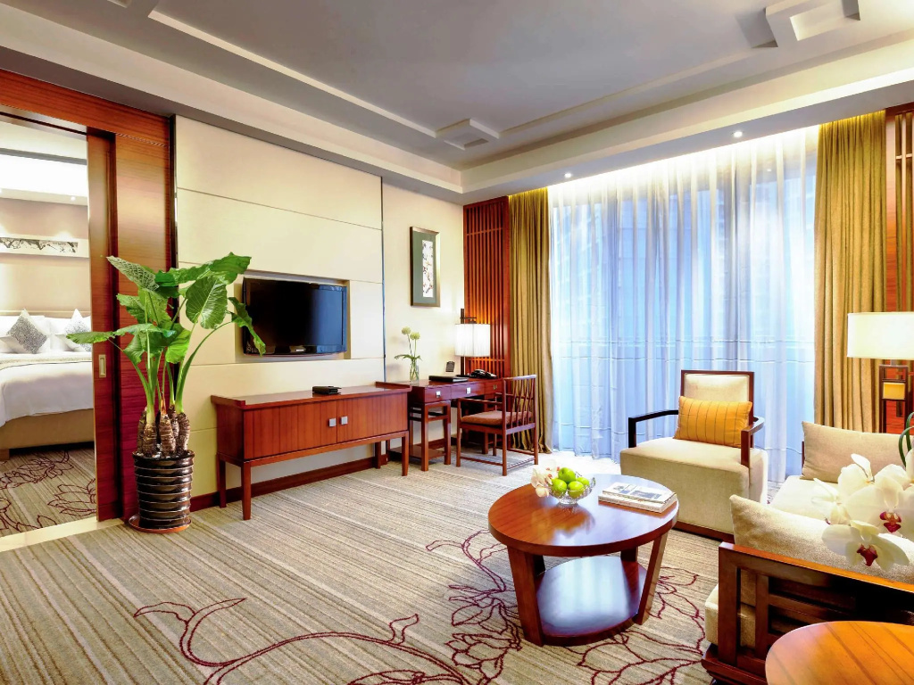 Deluxe Double Suite with balcony (full double bed)