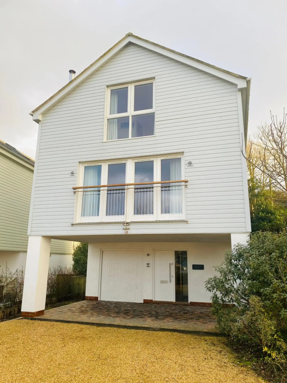 4 bed detached house - Freshwater