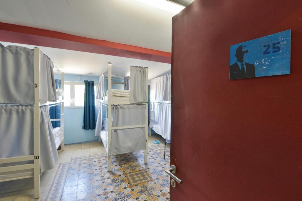 Кровать в общем номере (женский номер) в Caravan Hostel Tel Aviv By Roger Age 18-45