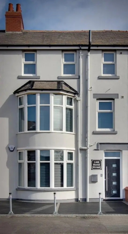 2 Bedrooms Sleeps 6 Near Top Blackpool Attractions
