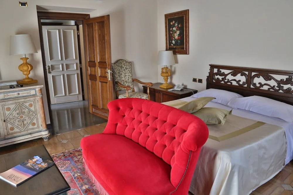 Deluxe Double room with balcony (full double bed)