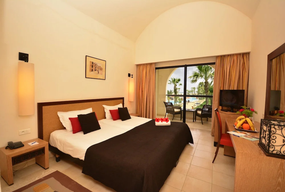 Standard room with pool view