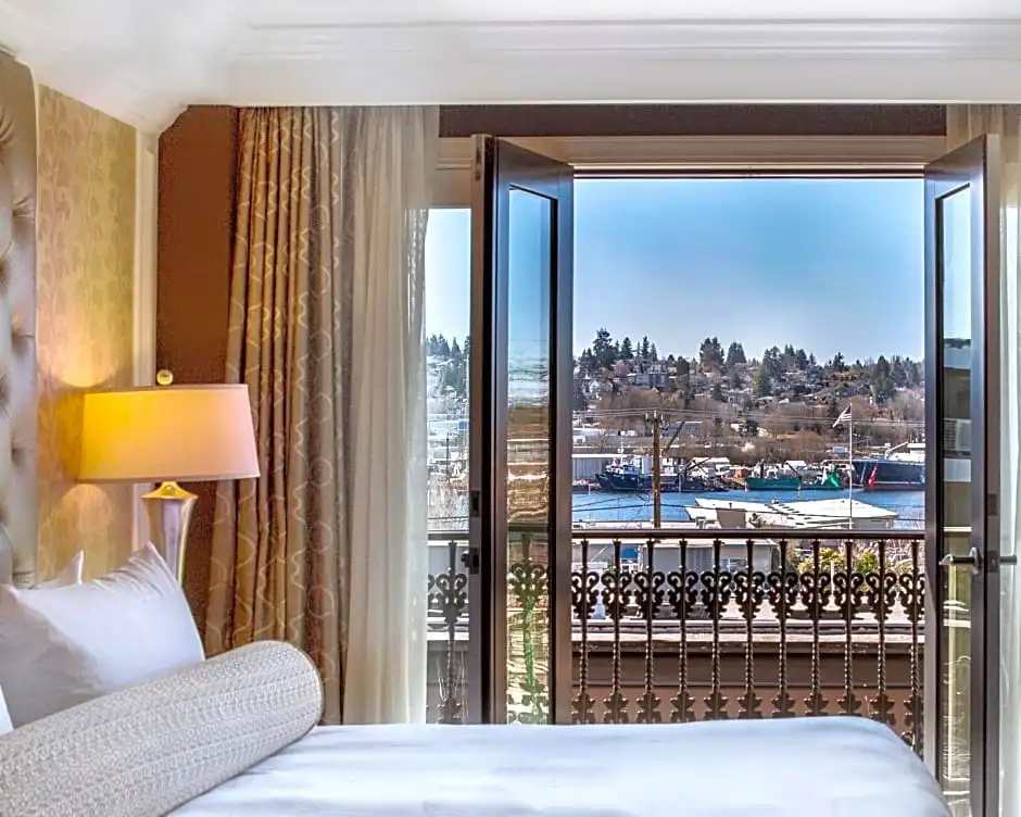 Double Suite with balcony (full double bed)