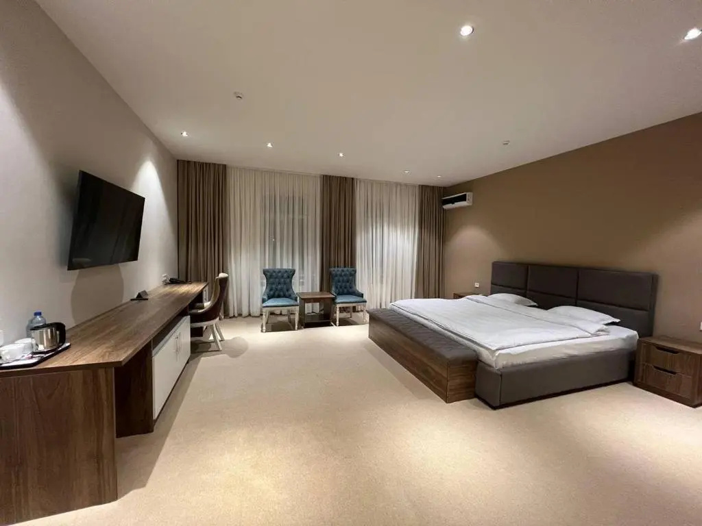 Double Suite (full double bed)