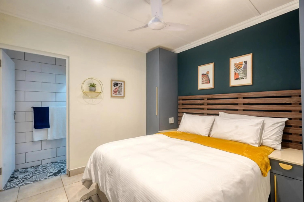 Hampton Collection - Trendy 2 Sleeper Apartment with Pool — фото 3