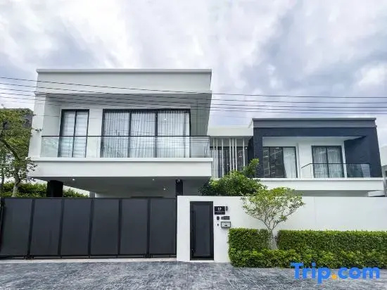 Luxurious swimming pool villa near Pattaya Walkway