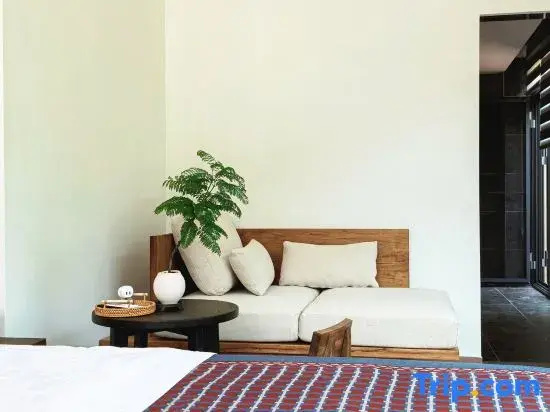 Suite with courtyard view